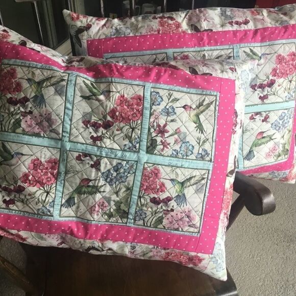 CLOSEOUT SALE $25 NWT Hand Crafted Quilted Set 2 LG Hummingbird Garden Pillows - Picture 2 of 12